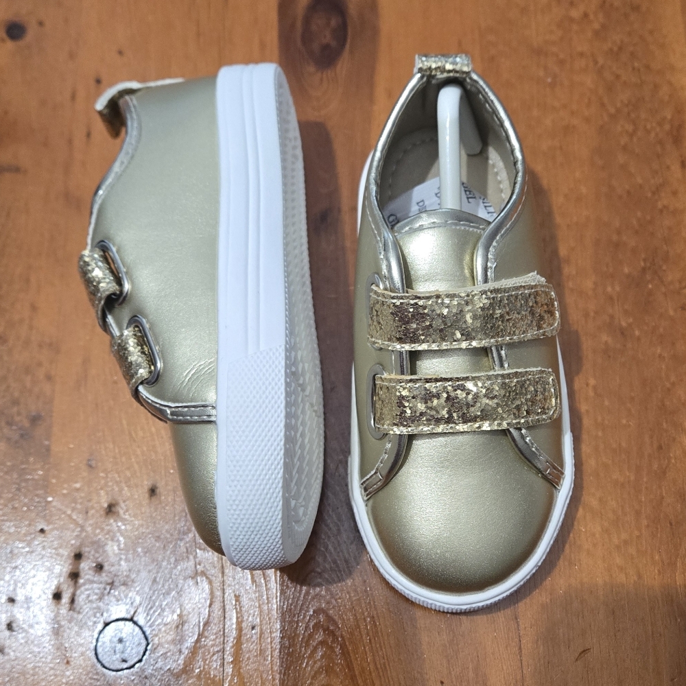 NWOB Thee Bron Girls Gold Glitter Sneakers with Velcro Size 4 Toddler